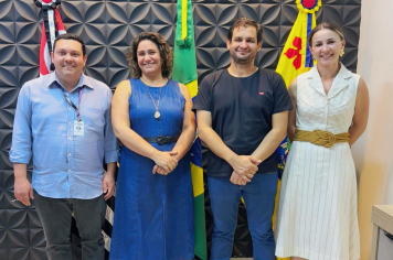Na última sexta-feira, o prefeito Sérgio Quejo recebeu em seu gabinete a Diretora Regional da Secretaria de Desenvolvimento Econômico, Roberta Rotta.