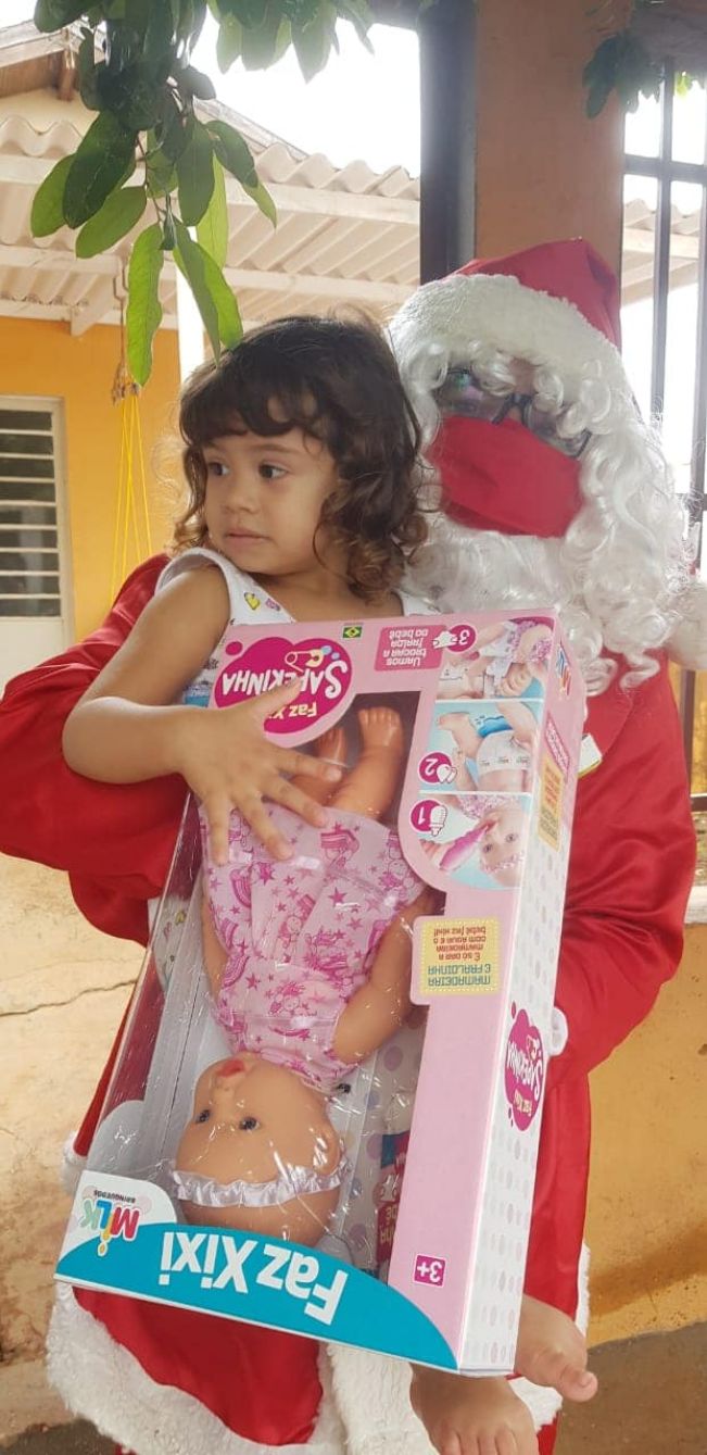 PREFEITURA DE FLORÍNEA ENTREGA BRINQUEDOS DE NATAL