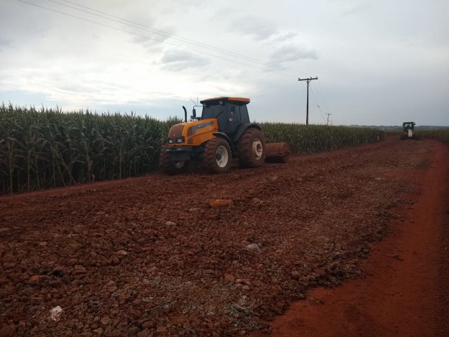 PREFEITURA REALIZA MANUTENÇÃO E CASCALHAMENTO DA ESTRADA MARIETA SIQUEIRA