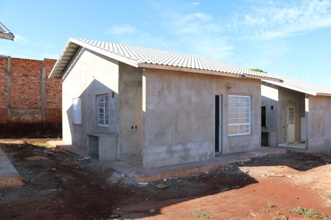 OBRA DAS 61 CASAS CDHU EM FLORÍNEA ATINGE 60% DE CONCLUSÃO