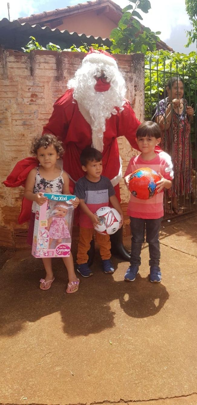 PREFEITURA DE FLORÍNEA ENTREGA BRINQUEDOS DE NATAL