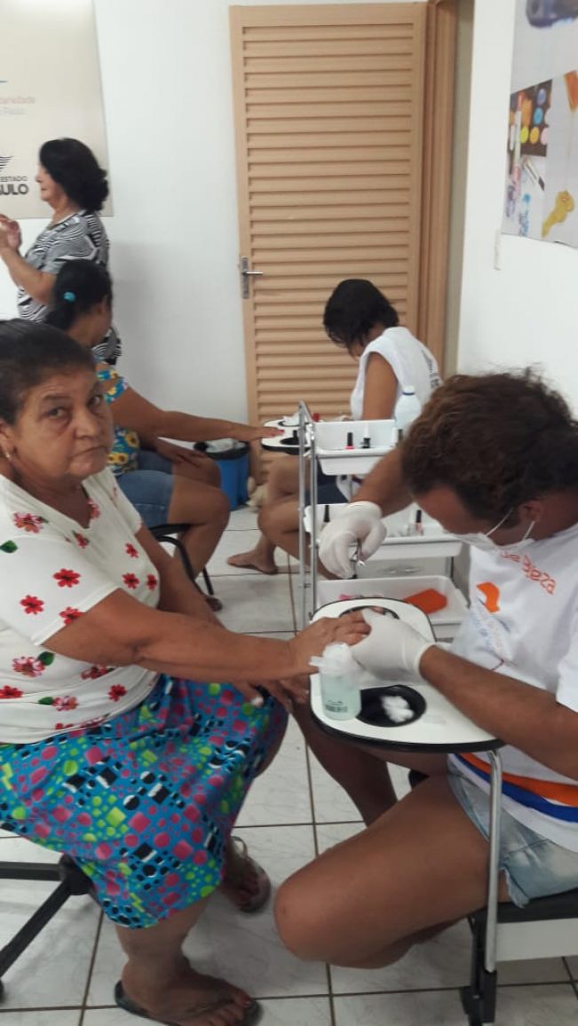 PREFEITURA REALIZA DIA DA BELEZA EM HOMENAGEM AO DIA DAS MÃES