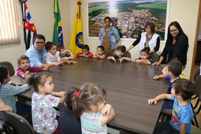 PREFEITO DUDA RECEBE A VISITA DAS CRIANÇAS DA PRÓ-INFÂNCIA PADRE DANILO CAPPELLETTO