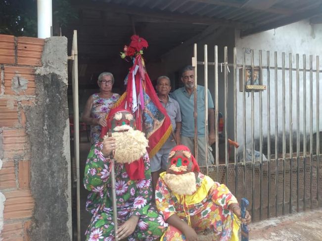 COM MUITA FÉ E DEVOÇÃO AOS SANTOS REIS, FOLIÕES DE FLORÍNEA REALIZAM CAMINHADA PELAS RUAS DA CIDADE