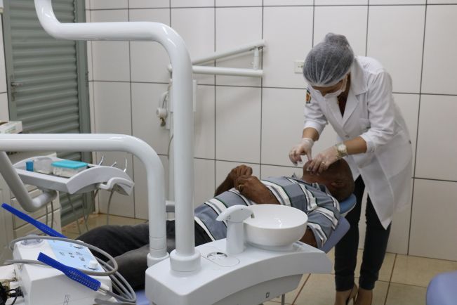 PREFEITURA DE FLORÍNEA FAZ ENTREGA DE PRÓTESES DENTÁRIAS