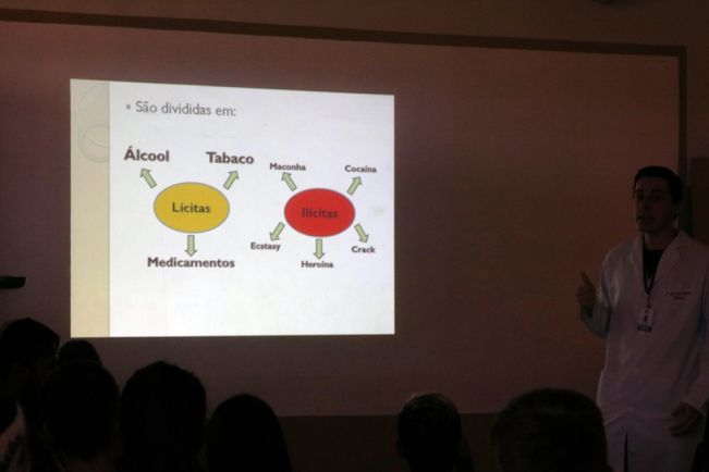 PALESTRA SOBRE PREVENÇÃO AO USO DE ÁLCOOL, DROGAS LÍCITAS E ILÍCITAS NA E.E PROF. TEÓFILO ELIAS