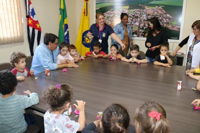 PREFEITO DUDA RECEBE A VISITA DAS CRIANÇAS DA PRÓ-INFÂNCIA PADRE DANILO CAPPELLETTO