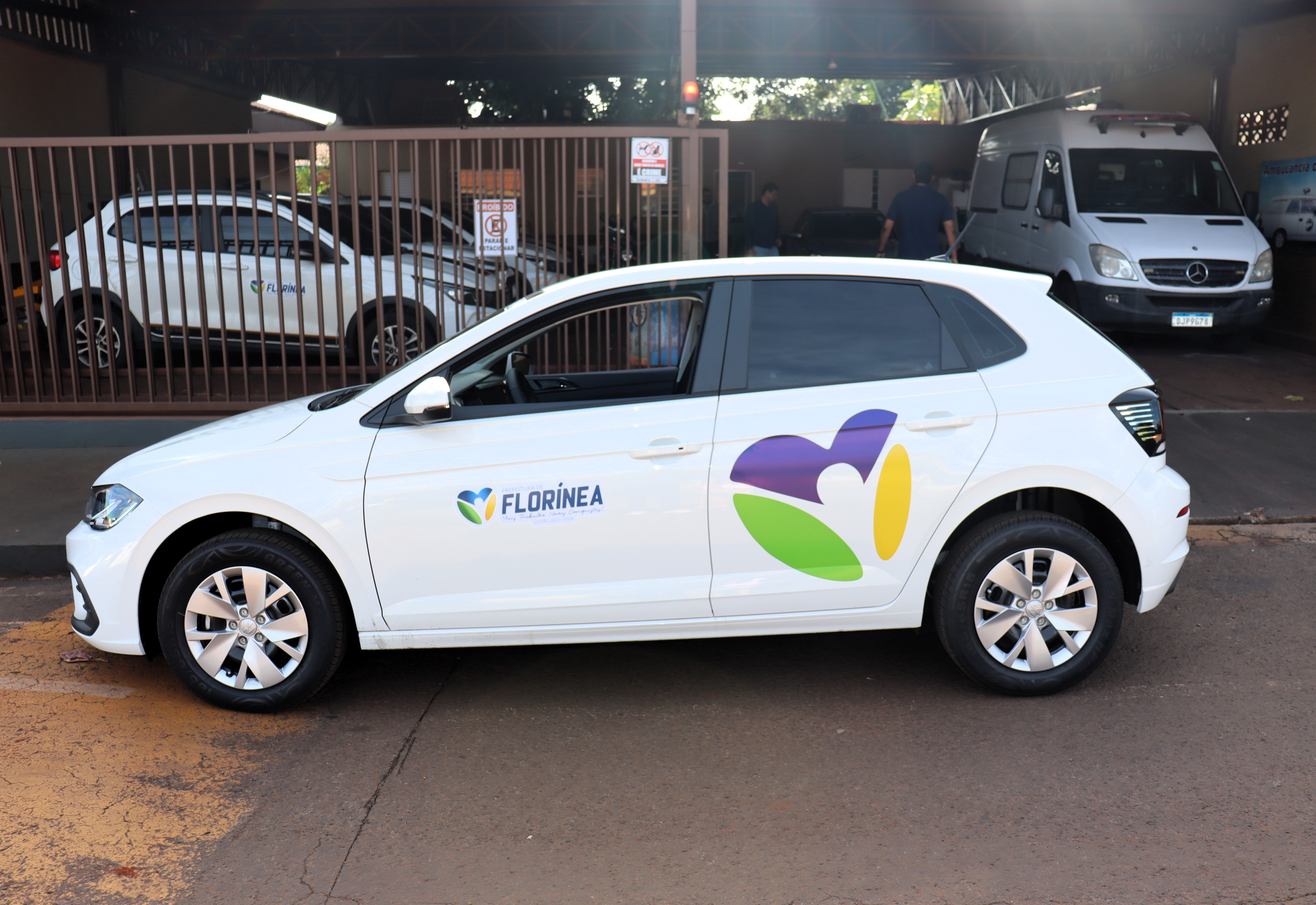 Na manhã de ontem, dia 11, a Prefeitura de Florínea realizou a entrega de um carro 0km para a Secretaria Municipal de Saúde.