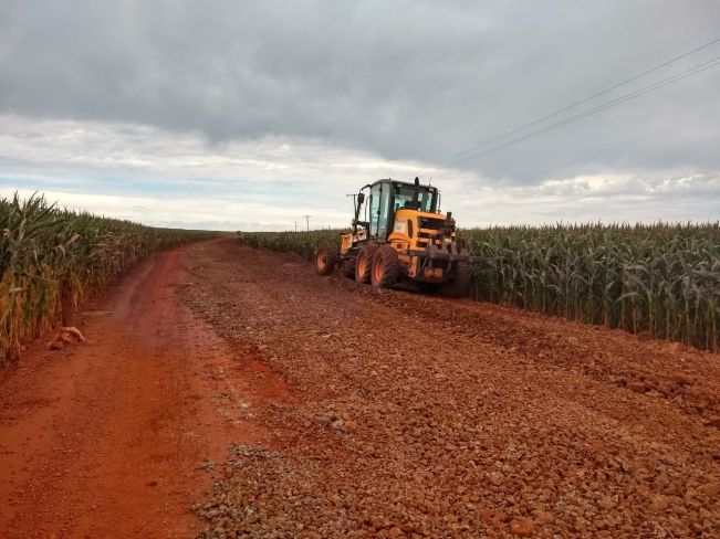 PREFEITURA REALIZA MANUTENÇÃO E CASCALHAMENTO DA ESTRADA MARIETA SIQUEIRA