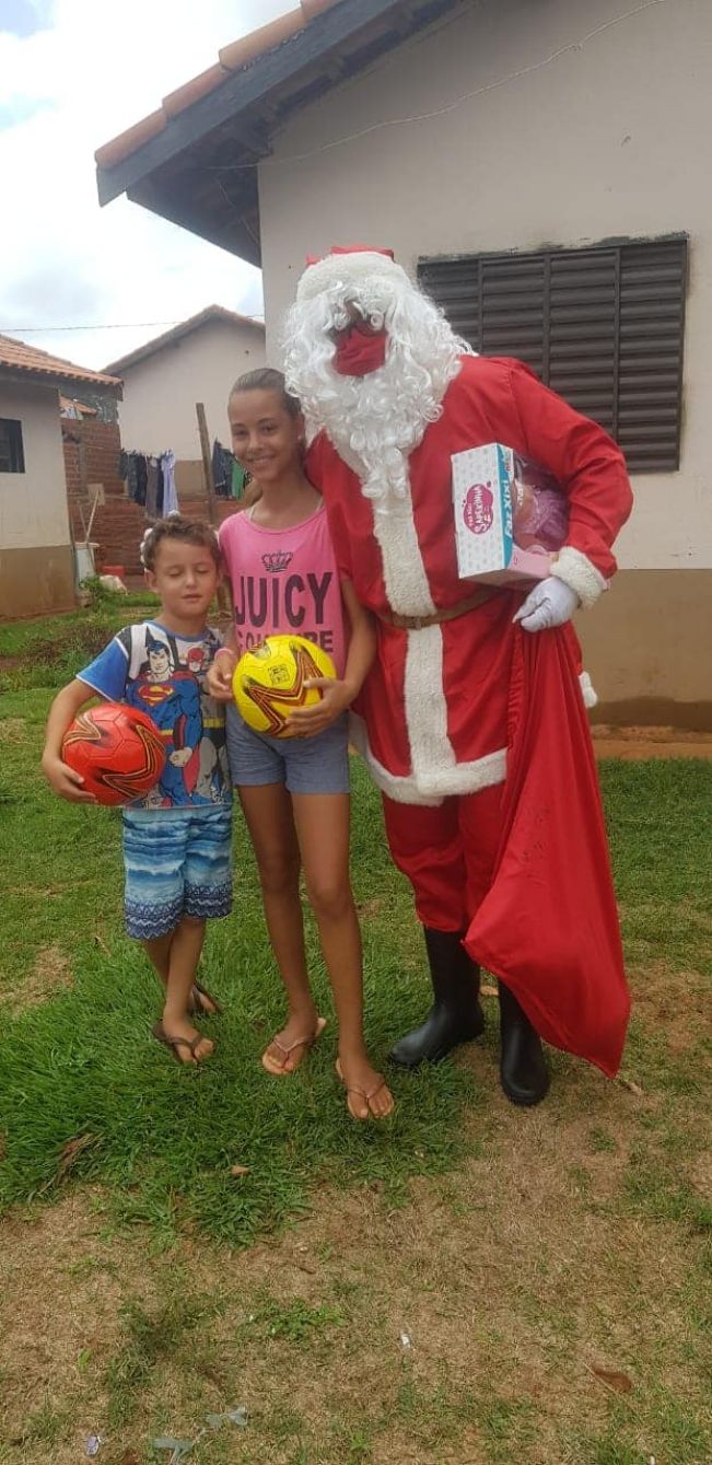 PREFEITURA DE FLORÍNEA ENTREGA BRINQUEDOS DE NATAL