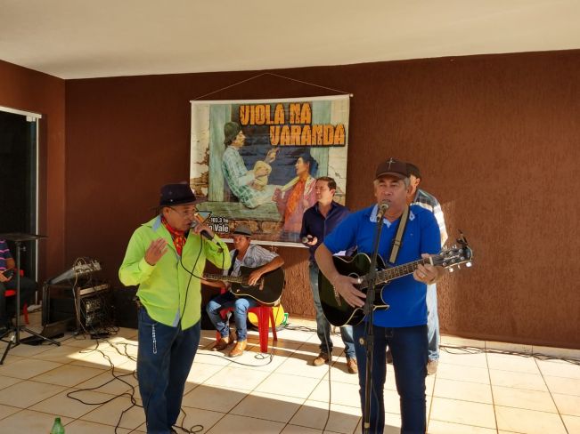 FLORÍNEA RECEBE PROGRAMA VIOLA NA VARANDA DA RÁDIO VOZ DO VALE FM