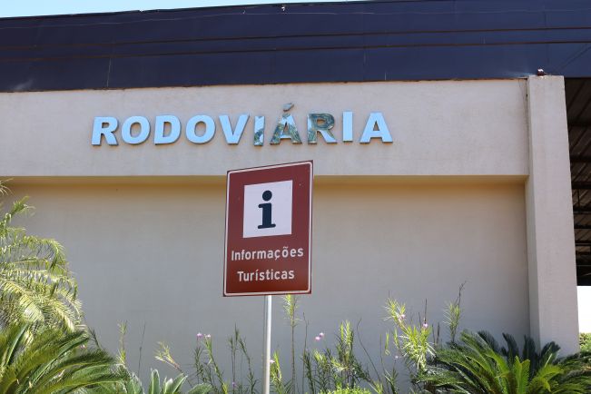 FLORÍNEA REALIZA HIGIENIZAÇÃO DA UNIDADE BÁSICA DE SAÚDE E DA RODOVIÁRIA