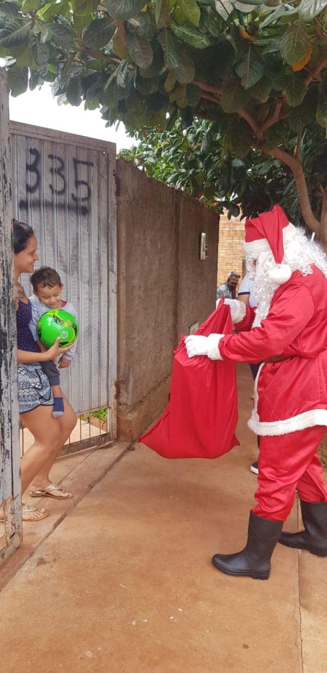 PREFEITURA DE FLORÍNEA ENTREGA BRINQUEDOS DE NATAL