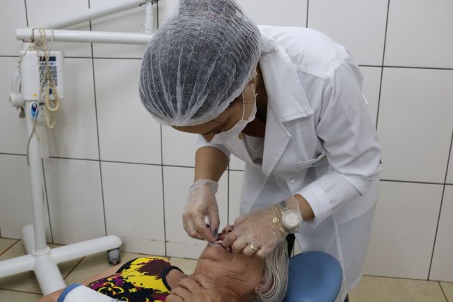 PREFEITURA DE FLORÍNEA FAZ ENTREGA DE PRÓTESES DENTÁRIAS