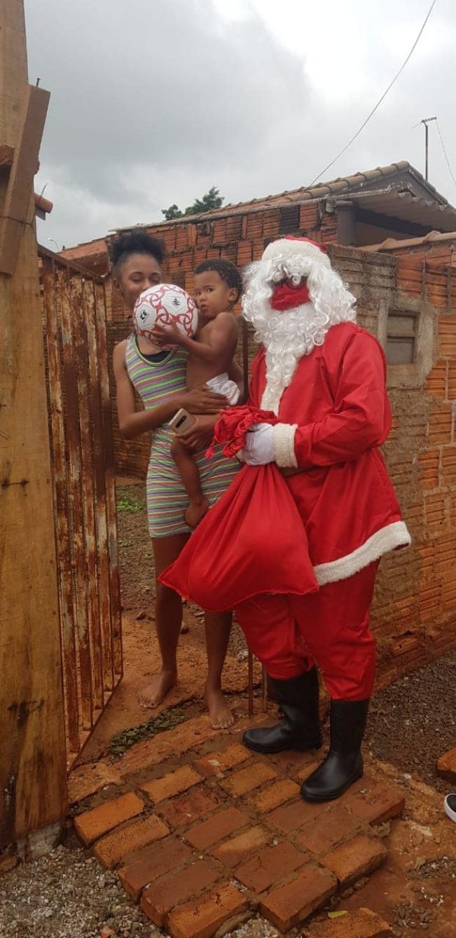PREFEITURA DE FLORÍNEA ENTREGA BRINQUEDOS DE NATAL