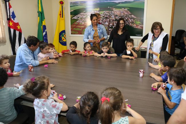 PREFEITO DUDA RECEBE A VISITA DAS CRIANÇAS DA PRÓ-INFÂNCIA PADRE DANILO CAPPELLETTO