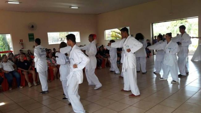 PROMIC E ECO-JOVEM REALIZAM EVENTO EM HOMENAGEM AO DIA DAS MÃES