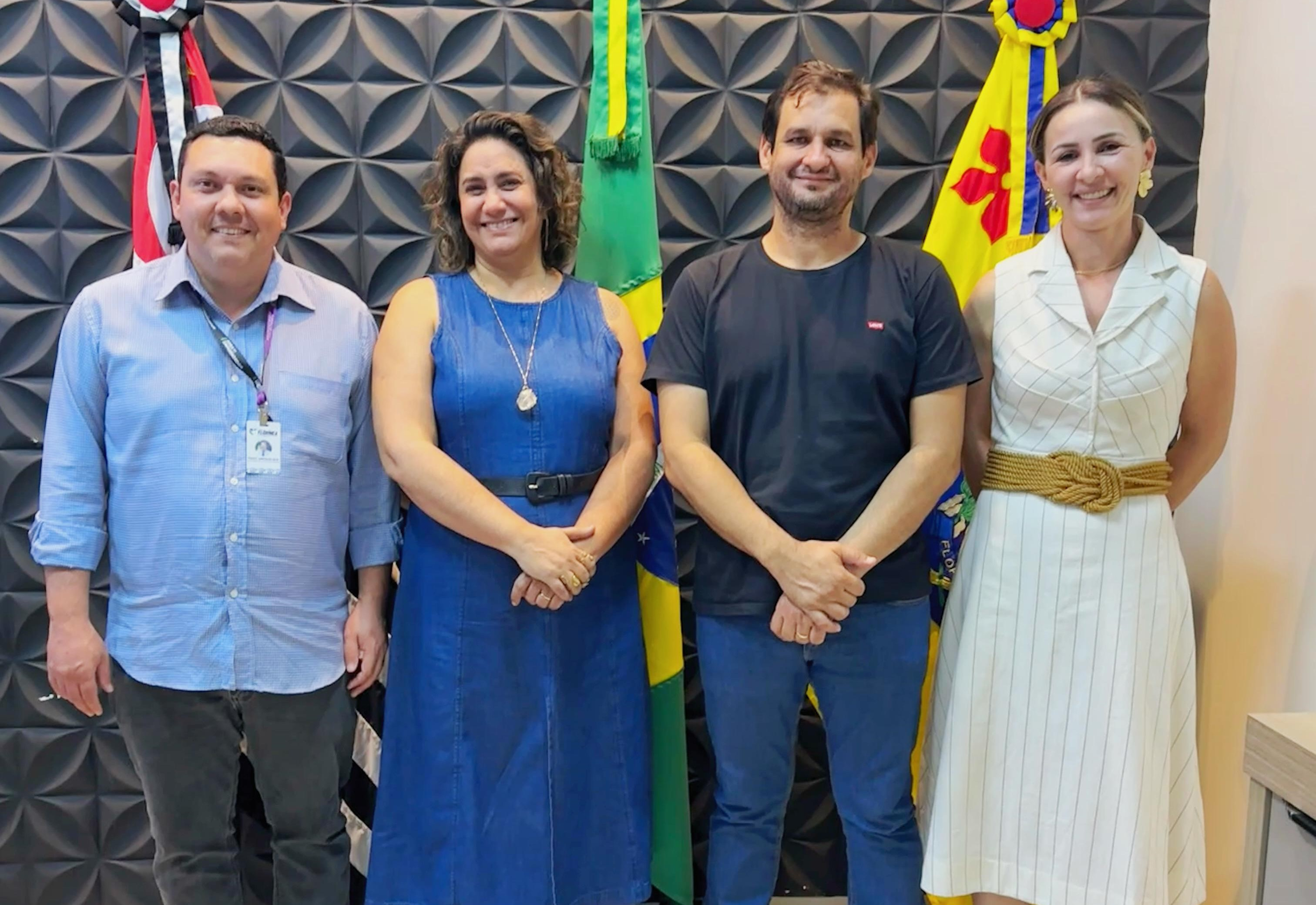 Na última sexta-feira, o prefeito Sérgio Quejo recebeu em seu gabinete a Diretora Regional da Secretaria de Desenvolvimento Econômico, Roberta Rotta.