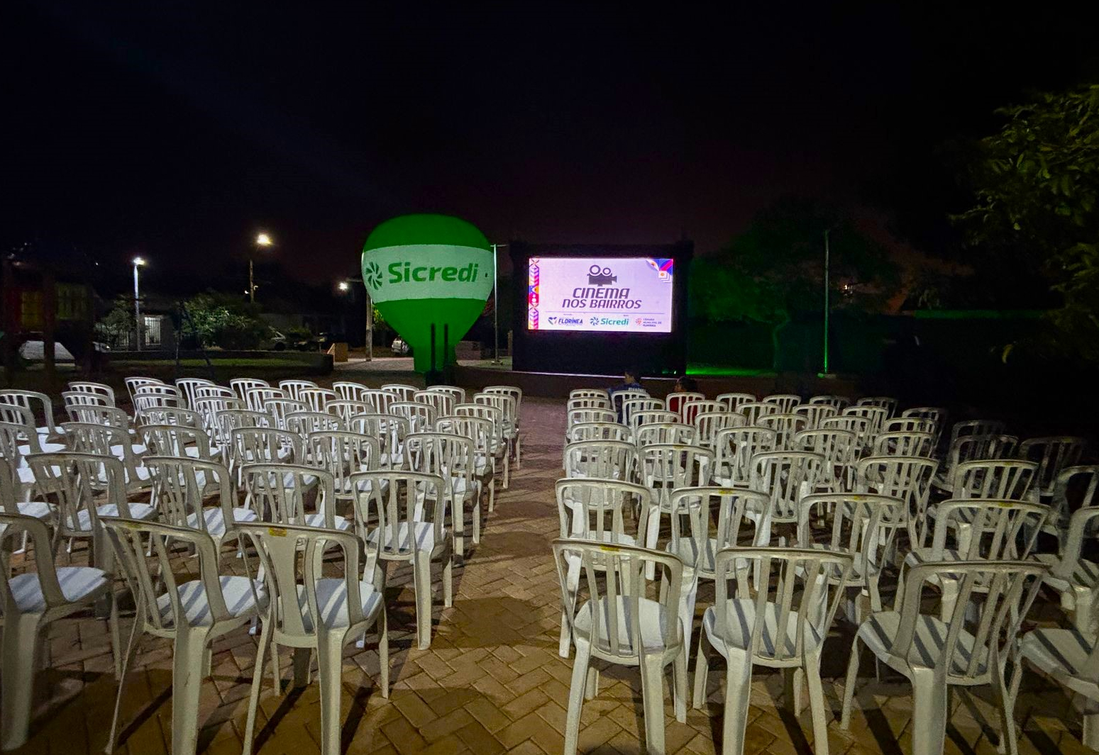 PROJETO CINEMA NOS BAIRROS FAZ SUCESSO NA SUA PRIMEIRA EDIÇÃO EM FLORÍNEA!